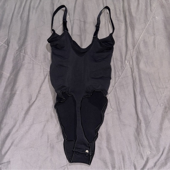 SKIMS THONG BODYSUIT - Picture 2 of 4